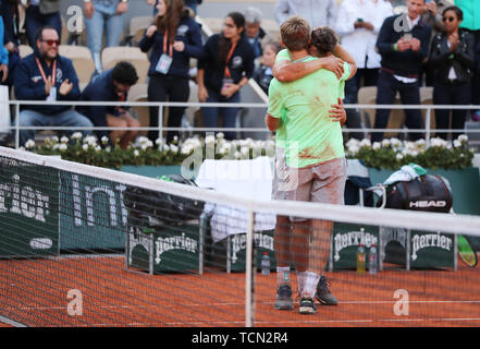 Parigi, Francia. 8 Giugno, 2019. Kevin Krawietz (anteriore)/Andreas Mies di Germania abbracciarsi dopo uomini doppio finale contro Jeremy Chardy/Fabrice Martin della Francia al 2019 francesi aperti del torneo al Roland Garros di Parigi, Francia, giugno 8, 2019. Kevin Krawietz/Andreas Mies ha vinto 2-0. Credito: Gao Jing/Xinhua/Alamy Live News Foto Stock