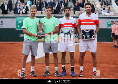 Parigi, Francia. 8 Giugno, 2019. Kevin Krawietz (L)/Andreas Mies di Germania e Jeremy Chardy/Fabrice Martin di Francia rappresentano per le foto durante la cerimonia di premiazione dopo uomini doppio finale al 2019 francesi aperti del torneo al Roland Garros di Parigi, Francia, giugno 8, 2019. Kevin Krawietz/Andreas Mies ha vinto 2-0. Credito: Gao Jing/Xinhua/Alamy Live News Foto Stock