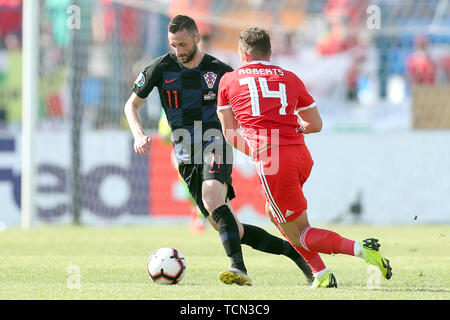 Osijek, Croazia. 8 Giugno, 2019. Marcelo Brozovic (L) della Croazia con vies Connor Roberts del Galles durante UEFA EURO 2020 di Gruppo e il qualificatore a osijek, Croazia, 8 giugno 2019. La Croazia ha vinto 2-1. Credito: Goran Stanzl/Xinhua/Alamy Live News Foto Stock