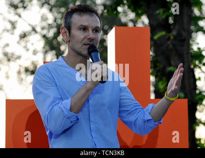 Kiev, Ucraina. Il giorno 08 Giugno, 2019. Svyatoslav Vakarchuk, leader del famoso ucraino banda rock 'Okean Elzy' e leader del partito politico "Golos' (VOCE) parlare dopo il congresso del suo partito. Svyatoslav Vakarchuk presentato la lista del suo partito "Golos" (Voce), con il quale egli intende andare presto alle elezioni del parlamento ucraino. Il presidente ucraino Volodymyr Zelensky ha firmato un decreto circa la dissoluzione del parlamento e chiamando il prossimo parlamento elezioni di luglio 21. Credito: SOPA Immagini limitata/Alamy Live News Foto Stock