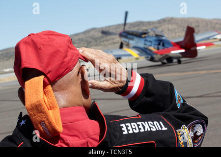 Reno, NV, Stati Uniti d'America. Xvi Sep, 2018. Al Campionato Nazionale di gare di aria Reno 2018. Tuskegee Airman Lt. Col. Robert Amico a guardare la luce di coda rossa P Mustang ''Bunny'' decollare. Credito: Ian L. Sitren/ZUMA filo/Alamy Live News Foto Stock