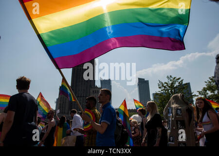 Varsavia, Polonia. Il giorno 08 Giugno, 2019. Un uomo onde un enorme bandiera arcobaleno durante l'orgoglio di Varsavia. La parità marzo anche chiamato Varsavia Pride Parade, ha portato migliaia di persone per le strade di Varsavia, nel momento in cui i diritti dei gay il movimento in Polonia è sotto assedio da parte di odio e di una campagna governativa che illustra come una minaccia per le famiglie e per la società. Credito: SOPA Immagini limitata/Alamy Live News Foto Stock