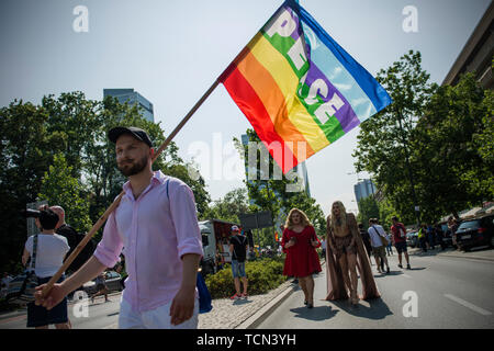 Varsavia, Polonia. Il giorno 08 Giugno, 2019. Un uomo tiene una bandiera arcobaleno durante la parità di marzo. La parità marzo anche chiamato Varsavia Pride Parade, ha portato migliaia di persone per le strade di Varsavia, nel momento in cui i diritti dei gay il movimento in Polonia è sotto assedio da parte di odio e di una campagna governativa che illustra come una minaccia per le famiglie e per la società. Credito: SOPA Immagini limitata/Alamy Live News Foto Stock