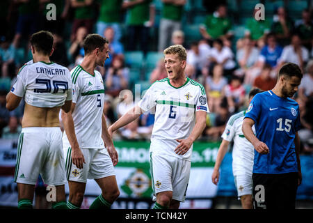 Tallinn, Estonia. Il giorno 08 Giugno, 2019. George Saville (6) visto reagire durante l'Euro 2020 qualificatori gioco tra Estonia e Irlanda del Nord a Tallinn. (Punteggio finale; Estonia 1:2 Irlanda del Nord) Credito: SOPA Immagini limitata/Alamy Live News Foto Stock