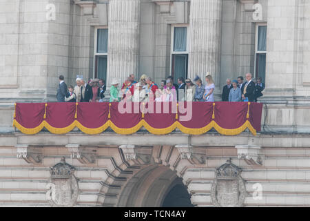 Londra REGNO UNITO. 8 Giugno 2019. I membri della famiglia reale sul balcone di Buckingham Palace per guardare il flypast Trooping durante la cerimonia dei colori per celebrare sua maestà la regina Elisabetta II ufficiale 93compleanno Credito: amer ghazzal/Alamy Live News Foto Stock