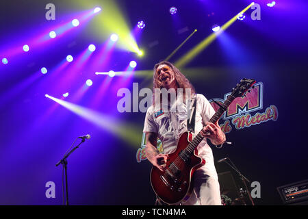 Norimberga, Germania. Il giorno 08 Giugno, 2019. Jesse Hughes, cantante della US-American rock band Eagles of Death Metal, è in scena a open-air festival 'Rock im Park". Il festival di musica fino al 9 giugno 2019. Credito: Daniel Karmann/dpa/Alamy Live News Foto Stock