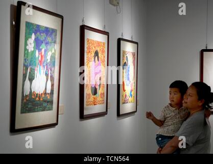 Zhengzhou, la Cina della Provincia di Henan. Il 9 giugno, 2019. Vista visitatori dipinti dagli agricoltori visualizzate all'Henan Museum di Zhengzhou, capitale della Cina centrale della Provincia di Henan, 9 giugno 2019. Credito: Li Un/Xinhua/Alamy Live News Foto Stock