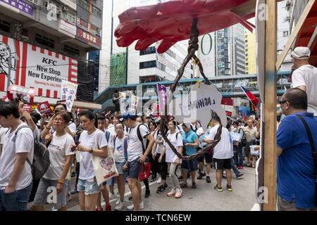 Hong Kong, Hong Kong, Cina. Il 9 giugno, 2019. Cappio sulla mappa di Cina.Hong Kong vede una delle più grandi manifestazioni di protesta mai come la gente esce in vigore per protestare contro la proposta di legge in materia di estradizione. Il disegno di legge consentirebbe fro il distacco delle persone in Cina per affrontare un processo. Le persone si sentono chiaramente questo viola la un paese due sistemi di governo che è stato messo in atto dopo l'handover alla madrepatria. Credito: Jayne Russell/ZUMA filo/Alamy Live News Foto Stock