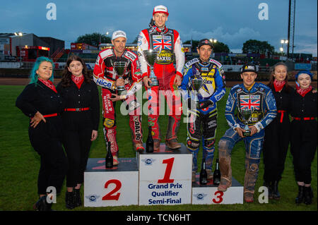 Glasgow, Scotland, Regno Unito. Il giorno 08 Giugno, 2019. I piloti qualificati dalla riunione: (l-r) Niels-Kristian Iversen (2nd), Craig Cook (vincitore), ponto Aspgren (3rd), Robert Lambert 4a durante il FIM Speedway Grand Prix World Championship - turno di qualificazione 1 la Peugeot a Ashfield Stadium, Glasgow sabato 8 giugno 2019. (Credit: Ian Charles | MI News) Credito: MI News & Sport /Alamy Live News Foto Stock