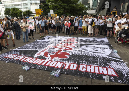 Hong Kong, Hong Kong, Cina. Il 9 giugno, 2019. Segno al di fuori degli uffici governativi.Hong Kong vede una delle più grandi manifestazioni di protesta mai come la gente esce in vigore per protestare contro la proposta di legge in materia di estradizione. Il disegno di legge consentirebbe fro il distacco delle persone in Cina per affrontare un processo. Le persone si sentono chiaramente questo viola la un paese due sistemi di governo che è stato messo in atto dopo l'handover alla madrepatria. Credito: Jayne Russell/ZUMA filo/Alamy Live News Foto Stock