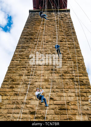 Forth Rail Bridge, South Queensferry, Scozia, Regno Unito. 9 Giugno 2019. Discesa di beneficenza: Oltre 450 persone si aggirano a 165 metri dal ponte del Forth Rail Bridge fino alla spiaggia per raccogliere fondi per le associazioni di beneficenza scozzesi Foto Stock