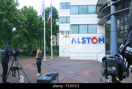 Pechino, Francia. 27 apr 2014. Relazione di giornalisti presso la sede di Alstom, una potenza francese e trasporto conglomerato, in Levallois-Perret, al di fuori di Parigi, Francia, 27 aprile 2014. Credito: Li Genxing/Xinhua/Alamy Live News Foto Stock