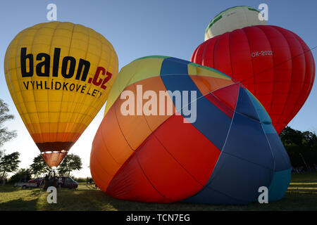 Bela Pod Bezdezem, Repubblica Ceca. Il 9 giugno, 2019. Xvii Czech Mongolfiere Fiesta ''Belske hemzeni'' si svolgerà in Bela pod Bezdezem (60 chilometri a nord di Praga) nella Repubblica Ceca. La mongolfiera è il più antico di successo di umani che porta la tecnologia di volo. Il 21 novembre 1783, a Parigi, Francia, il primo volo abitato fu fatta da Jean-François Pilatre de Rozier e Francois Laurent d'Arlandes in mongolfiera creata dai fratelli Montgolfier. Recentemente, il palloncino le buste sono state effettuate in tutti i tipi di forme, come hot dogs, razzo le navi e le forme del c Foto Stock