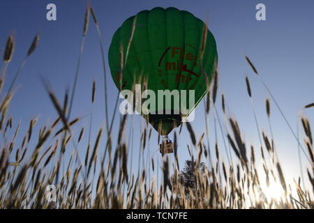 Bela Pod Bezdezem, Repubblica Ceca. Il 9 giugno, 2019. Xvii Czech Mongolfiere Fiesta ''Belske hemzeni'' si svolgerà in Bela pod Bezdezem (60 chilometri a nord di Praga) nella Repubblica Ceca. La mongolfiera è il più antico di successo di umani che porta la tecnologia di volo. Il 21 novembre 1783, a Parigi, Francia, il primo volo abitato fu fatta da Jean-François Pilatre de Rozier e Francois Laurent d'Arlandes in mongolfiera creata dai fratelli Montgolfier. Recentemente, il palloncino le buste sono state effettuate in tutti i tipi di forme, come hot dogs, razzo le navi e le forme del c Foto Stock