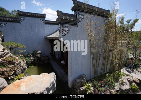 Pechino, Cina. Il 9 giugno, 2019. I turisti di visitare il Giardino di Anhui durante l'Internazionale di Pechino mostra orticola in Yanqing District, Pechino, capitale della Cina, 9 giugno 2019. Anhui giorno evento a tema si è svolta durante il Beijing International Horticultural Mostra dal 9 Giugno al 11. Credito: Ju Huanzong/Xinhua/Alamy Live News Foto Stock