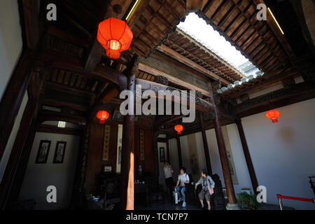 Pechino, Cina. Il 9 giugno, 2019. I turisti di visitare il Giardino di Anhui durante l'Internazionale di Pechino mostra orticola in Yanqing District, Pechino, capitale della Cina, 9 giugno 2019. Anhui giorno evento a tema si è svolta durante il Beijing International Horticultural Mostra dal 9 Giugno al 11. Credito: Ju Huanzong/Xinhua/Alamy Live News Foto Stock