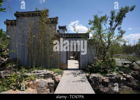 Pechino, Cina. Il 9 giugno, 2019. I turisti di visitare il Giardino di Anhui durante l'Internazionale di Pechino mostra orticola in Yanqing District, Pechino, capitale della Cina, 9 giugno 2019. Anhui giorno evento a tema si è svolta durante il Beijing International Horticultural Mostra dal 9 Giugno al 11. Credito: Ju Huanzong/Xinhua/Alamy Live News Foto Stock