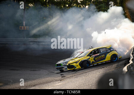 Parete Township, New Jersey, USA. Il giorno 08 Giugno, 2019. Fredric Aasbo nella sua Rockstar Energy Drink Nexen pneumatico Toyota Corolla berlina porta nell'angolo contro Vaughn Gittin JR. Le corse nel suo 2019 Monster Energy prestazioni Mustang RTR Spec 5-D durante il Round 4: Anticipo Ricambi Auto sfida presentata dalla magia nera del 2019 Formula DRIFT Black Magic PRO campionato in corrispondenza della parete Speedway nella parete Township, New Jersey . Credito: csm/Alamy Live News Foto Stock