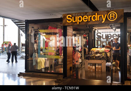 Barcellona, Spagna. 29 Maggio, 2019. British brand di abbigliamento negozio Superdry visto a Barcellona. Credito: Miguel Candela/SOPA Immagini/ZUMA filo/Alamy Live News Foto Stock