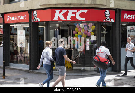 Barcellona, Spagna. 29 Maggio, 2019. American fast food pollo ristorante della catena Kentucky Fried Chicken KFC visto a Barcellona. Credito: Miguel Candela/SOPA Immagini/ZUMA filo/Alamy Live News Foto Stock