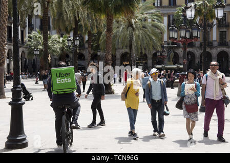 Barcellona, Spagna. 29 Maggio, 2019. American online cibo di ordinazione e di piattaforma di consegna lanciato da Uber, Uber mangia, lavoratore cavalca la sua bicicletta a Barcellona. Credito: Miguel Candela/SOPA Immagini/ZUMA filo/Alamy Live News Foto Stock