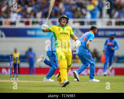 La Kia ovale, Londra, Regno Unito. Il 9 giugno, 2019. ICC Cricket World Cup, Nuova Zelanda contro Australia; Aaron Finch di Australia mostra il suo temperamento come egli è esaurito per 36 corre per rendere il cliente 61-1 nel XIII su credito: Azione Sport Plus/Alamy Live News Foto Stock