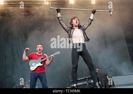 Norimberga, Germania. 09 Giugno, 2019. Matt Shultz (r), cantante della US-American rock band la gabbia di elefante, è sul palco con Brad Shultz, suo fratello e il chitarrista, a open-air festival 'Rock im Park". Dal 7 al 9 giugno il festival ha avuto un totale di circa 75 musica agisce sul suo programma e circa 70.000 gli ospiti erano attesi. Credito: Daniel Karmann/dpa/Alamy Live News Foto Stock