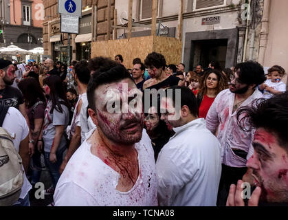 Napoli, Italia.09a giugno, 2019. Mostra di zombie a piedi nel centro di Napoli, il fashion show organizzato per visualizzare l'anteprima di "Napoli orrore Festival' che si terrà dal 13 al 15 settembre a Bagnoli. 0806/2019, Napoli, Italia Credit: Indipendente Photo Agency Srl/Alamy Live News Foto Stock