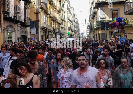 Napoli, Italia.09a giugno, 2019. Mostra di zombie a piedi nel centro di Napoli, il fashion show organizzato per visualizzare l'anteprima di "Napoli orrore Festival' che si terrà dal 13 al 15 settembre a Bagnoli. 0806/2019, Napoli, Italia Credit: Indipendente Photo Agency Srl/Alamy Live News Foto Stock