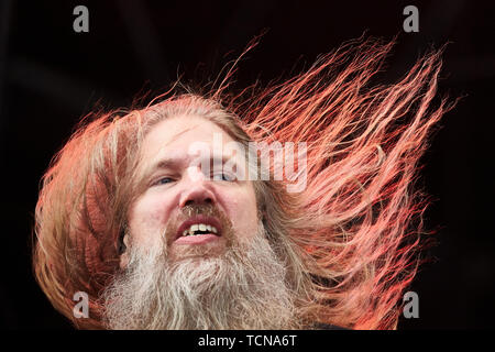 Nürburg, Germania. 09 giugno 2019, Renania-Palatinato, Nürburg: cantante Johan Hegg esegue sul palco principale della open-air festival 'Rock Am Ring' con lo Swedish metal band Amon Amarth. In tre giorni circa 75 bande eseguire sulle tre fasi di fronte a più di 80.000 spettatori. Foto: Thomas Frey/dpa Credito: dpa picture alliance/Alamy Live News Foto Stock