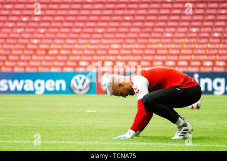 Copenhagen, Danimarca. 09 Giugno, 2019. Danimarca Copenhagen - Giugno 9, 2019. Il portiere Kasper Schmeichel del Danish National football team visto durante un aperto prima della formazione di EURO 2020 match di qualificazione contro la Georgia in Telia Parken. (Photo credit: Gonzales foto/Alamy Live News Foto Stock