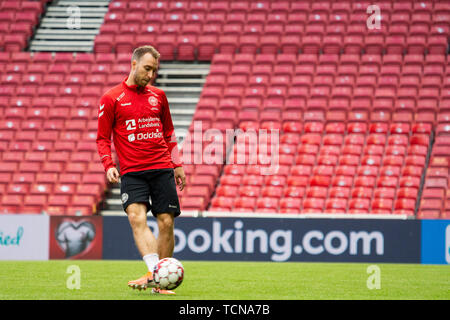 Copenhagen, Danimarca. 09 Giugno, 2019. Danimarca Copenhagen - Giugno 9, 2019. Christian Eriksen del Danish National football team visto durante un aperto prima della formazione di EURO 2020 match di qualificazione contro la Georgia in Telia Parken. (Photo credit: Gonzales foto/Alamy Live News Foto Stock