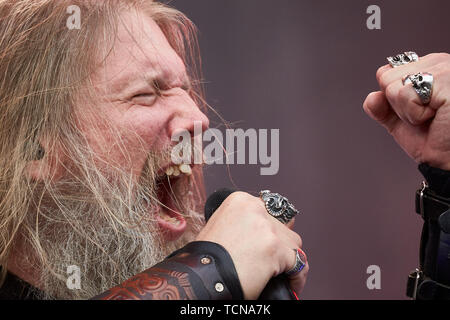 Nürburg, Germania. 09 giugno 2019, Renania-Palatinato, Nürburg: cantante Johan Hegg esegue sul palco principale della open-air festival 'Rock Am Ring' con lo Swedish metal band Amon Amarth. In tre giorni circa 75 bande eseguire sulle tre fasi di fronte a più di 80.000 spettatori. Foto: Thomas Frey/dpa Credito: dpa picture alliance/Alamy Live News Foto Stock