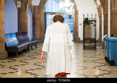 Saarbrücke, Germania. 09 Giugno, 2019. Charlotte Britz (SPD), l'operatore storico, passeggiate attraverso il municipio con la sua testa piegata dopo la perdita di run-off elezione per l'Ufficio del Primo Sindaco della città di Saarbrücken. È stato sconfitto con 49,7 per cento dalla CDU l'avversario. Foto: Oliver Dietze/dpa Credito: dpa picture alliance/Alamy Live News Foto Stock