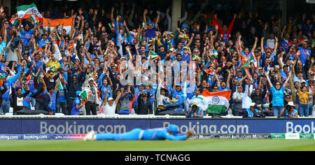 La Kia ovale, Londra, Regno Unito. Il 9 giugno, 2019. ICC Cricket World Cup, Nuova Zelanda contro Australia; le ventole indiano celebrare come Ravindra Jadeja dell India assume la cattura di licenziare Glenn Maxwell di Australia off il bowling off Yuzvendra Chahal dell India per 28 corre Credito: Azione Sport Plus/Alamy Live News Foto Stock