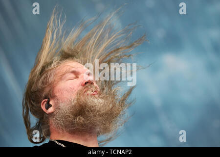 Nürburg, Germania. 09 giugno 2019, Renania-Palatinato, Nürburg: cantante Johan Hegg esegue sul palco principale della open-air festival 'Rock Am Ring' con lo Swedish metal band Amon Amarth. In tre giorni circa 75 bande eseguire sulle tre fasi di fronte a più di 80.000 spettatori. Foto: Thomas Frey/dpa Credito: dpa picture alliance/Alamy Live News Foto Stock