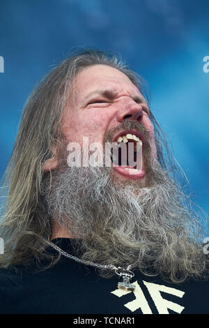 Nürburg, Germania. 09 giugno 2019, cantante Johan Hegg esegue sul palco principale della open-air festival 'Rock Am Ring' con lo Swedish metal band Amon Amarth. In tre giorni circa 75 bande eseguire sulle tre fasi di fronte a più di 80.000 spettatori. Foto: Thomas Frey/dpa/alamy live news Foto Stock