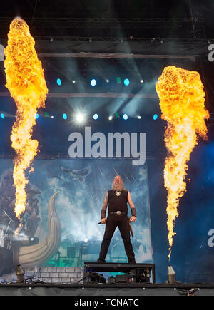 Nürburg, Germania. 09 giugno 2019, Renania-Palatinato, Nürburg: cantante Johan Hegg esegue sul palco principale della open-air festival 'Rock Am Ring' con lo Swedish metal band Amon Amarth. In tre giorni circa 75 bande eseguire sulle tre fasi di fronte a più di 80.000 spettatori. Foto: Thomas Frey/dpa Credito: dpa picture alliance/Alamy Live News Foto Stock