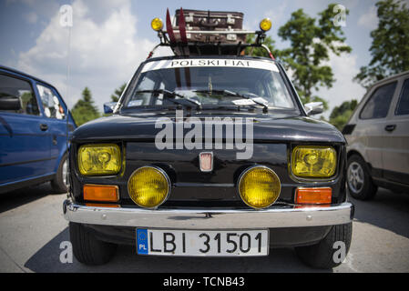 Varsavia, Mazowieckie, Polonia. 8 Giugno, 2019. Un vecchio nero timer Fiat 126p visto durante la riunione di compleanno.centinaia di vetture arrivano a Varsavia per una speciale del rally per celebrare la Fiat 126's 46th compleanno. Fiat 126 meglio noto come Polski (Polacco) Fiat 126p è stata prodotta in Polonia dal 6 giugno 1973 al 22 settembre 2000. Per molti anni è stato uno dei più comuni veicoli sulle strade in Polonia e ha molti nomi colloquiale, il più popolare dei quali - Maluch (il bambino) - divenne il nome ufficiale del modello alla fine della produzione. Fiat 126p è diventato una leggenda e un'icona del comunista ti Foto Stock