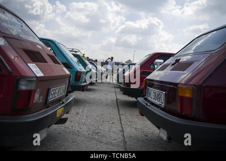 Varsavia, Mazowieckie, Polonia. 8 Giugno, 2019. Decine di Fiat 126s' visto durante la riunione di anniversario.centinaia di vetture arrivano a Varsavia per una speciale del rally per celebrare la Fiat 126's 46th compleanno. Fiat 126 meglio noto come Polski (Polacco) Fiat 126p è stata prodotta in Polonia dal 6 giugno 1973 al 22 settembre 2000. Per molti anni è stato uno dei più comuni veicoli sulle strade in Polonia e ha molti nomi colloquiale, il più popolare dei quali - Maluch (il bambino) - divenne il nome ufficiale del modello alla fine della produzione. Fiat 126p è diventato una leggenda e un'icona del comunista volte Foto Stock