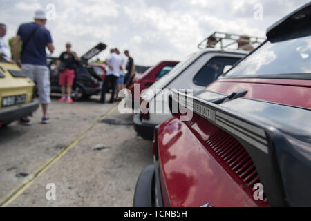 Varsavia, Mazowieckie, Polonia. 8 Giugno, 2019. Decine di Fiat 126s' visto durante la riunione di anniversario.centinaia di vetture arrivano a Varsavia per una speciale del rally per celebrare la Fiat 126's 46th compleanno. Fiat 126 meglio noto come Polski (Polacco) Fiat 126p è stata prodotta in Polonia dal 6 giugno 1973 al 22 settembre 2000. Per molti anni è stato uno dei più comuni veicoli sulle strade in Polonia e ha molti nomi colloquiale, il più popolare dei quali - Maluch (il bambino) - divenne il nome ufficiale del modello alla fine della produzione. Fiat 126p è diventato una leggenda e un'icona del comunista volte Foto Stock