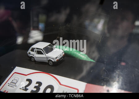 Varsavia, Mazowieckie, Polonia. 8 Giugno, 2019. Un modello di un bianco Fiat 126 visto sul cruscotto di un vecchio timer durante la riunione.centinaia di vetture arrivano a Varsavia per una speciale del rally per celebrare la Fiat 126's 46th compleanno. Fiat 126 meglio noto come Polski (Polacco) Fiat 126p è stata prodotta in Polonia dal 6 giugno 1973 al 22 settembre 2000. Per molti anni è stato uno dei più comuni veicoli sulle strade in Polonia e ha molti nomi colloquiale, il più popolare dei quali - Maluch (il bambino) - divenne il nome ufficiale del modello alla fine della produzione. Fiat 126p è diventato una leggenda e un ic Foto Stock