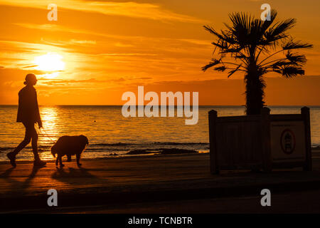 Aberystwyth, UK. 09 giugno 2019 UK Meteo: il sole di setting drammaticamente illumina il cielo di sera in Aberystwyth, West Wales , alla fine della giornata mista di sunny incantesimi e acquazzoni pesanti. Wet Weather forecast è ampiamente in tutta meridionale e centrale in Gran Bretagna la prossima 24 Ore con sparse pesante o docce thundery miscelato con più focolai di pioggia. Credito: keith morris/Alamy Live News Foto Stock