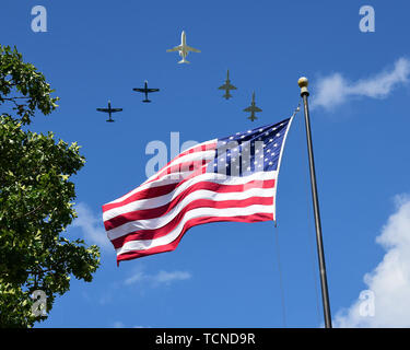 A cinque-nave formazione compie un cavalcavia durante un giorno memoriale della cerimonia esecuzione pratica, il 21 maggio 2019, presso il Richard "Gene" Smith Plaza in Columbus Air Force Base, Miss. Il conduttore aereo, un T-1A Jayhawk, è stato lo stesso aeromobile che 1Lt. David Albandoz, Laurea Specialistica formazione pilota classe 17-14 laureato, volò durante il suo ultimo volo come un allievo pilota in SUPT qui. (U.S. Air Force foto di Melissa Doublin) Foto Stock