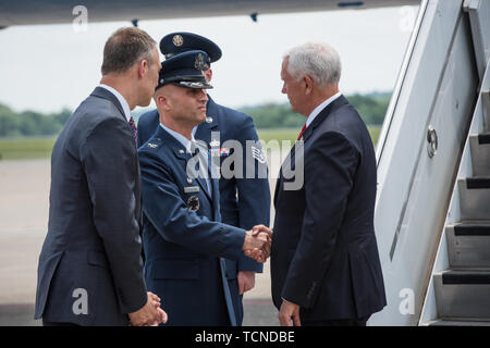 Stati Uniti Air Force Col. Terrence Koudelka, comandante del 193rd Special Operations Wing, Pennsylvania Air National Guard, accoglie il Vice Presidente Mike Pence alla base Giugno 6, 2019, a Middletown, Pennsylvania. Il vice presidente ha visitato la base e brevemente si è incontrato con i membri del 193rd seminare la comunità, prima di viaggiare per eventi in aree locali. (U.S. Air National Guard photo by Staff Sgt. Tony arpa) Foto Stock