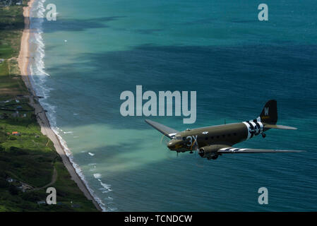 Un Douglas C-47 Dakota, soprannominato "è tutto quello che il fratello", vola sulle spiagge della Normandia, Francia, giugno 8, 2019. "Che è tutto il fratello" è sceso 101st truppe aviotrasportate durante l invasione della Normandia, giugno 6, 1944. (U.S. Air Force foto di Senior Airman Devin M. Rumbaugh) Foto Stock