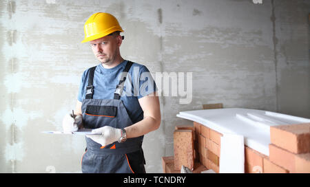 Uomo serio in hardhat Foto Stock