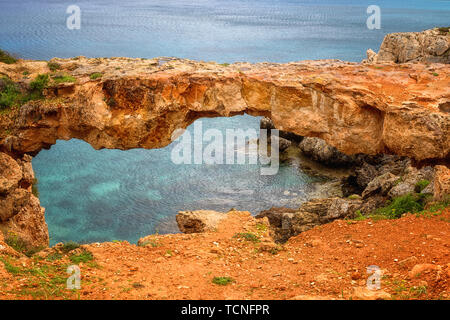 Famoso arco in pietra a Cipro, Kamara tou Koraka ponte anche noto come ponte di amanti, Cavo Greco, Ayia Napa. La natura del paesaggio, vista panoramica delle rare Foto Stock