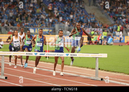 Roma, Italia - Jun 06: Wale Getnet di Etiopia compete in Uomini 110m ostacoli evento durante la IAAF Diamond League 2019 Golden Gala Pietro Mennea in Foto Stock