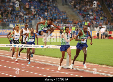 Roma, Italia - Jun 06: Wale Getnet di Etiopia compete in Uomini 110m ostacoli evento durante la IAAF Diamond League 2019 Golden Gala Pietro Mennea in Foto Stock